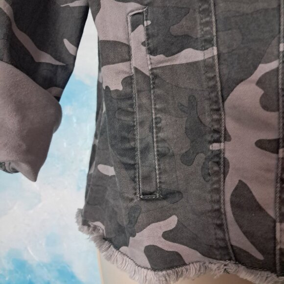 Ethyl women's size M camo denim jacket, NEW WITHOUT TAGS - Picture 3 of 8